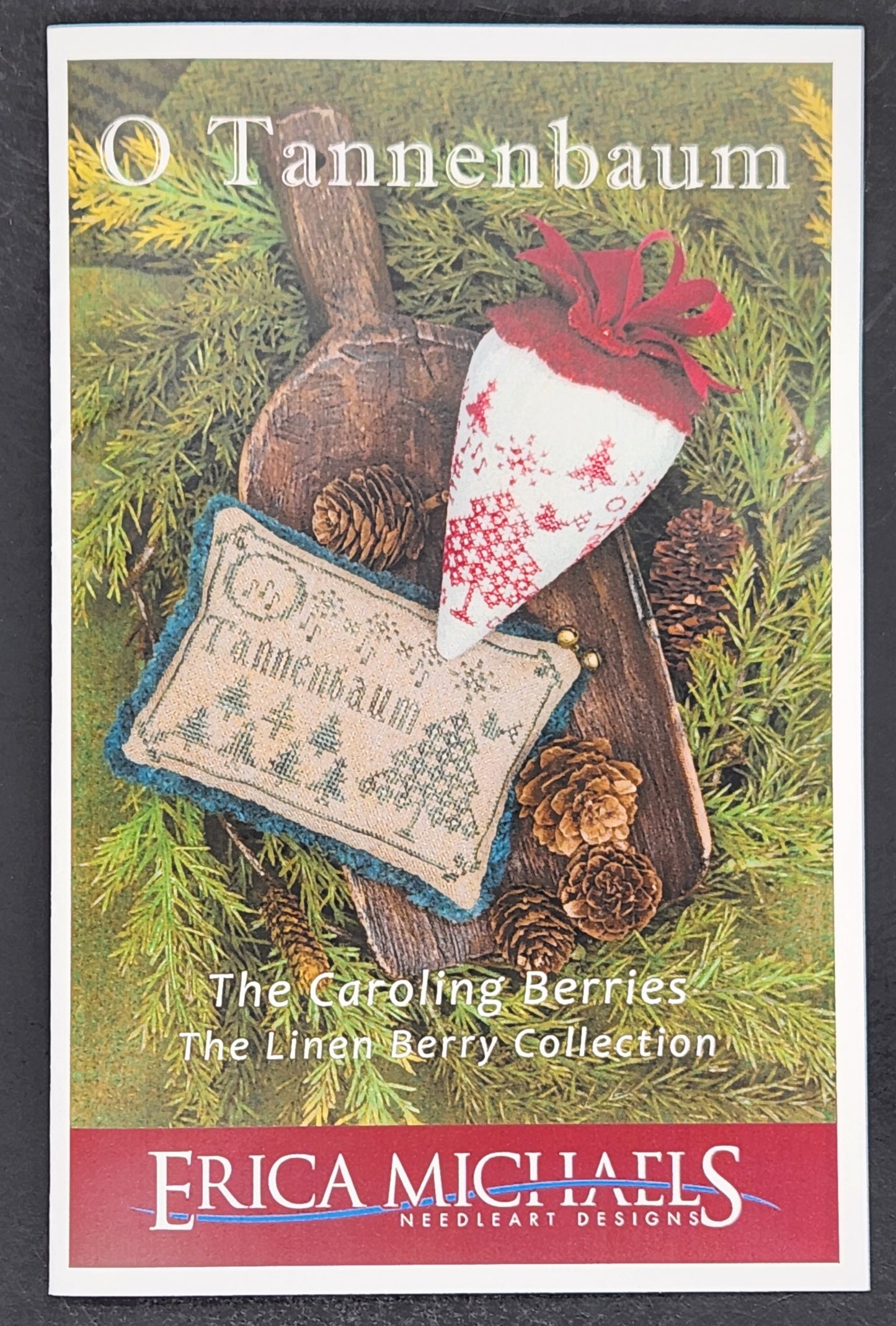 O Tannenbaum - The Caroling Berries - The Linen Berry Collection