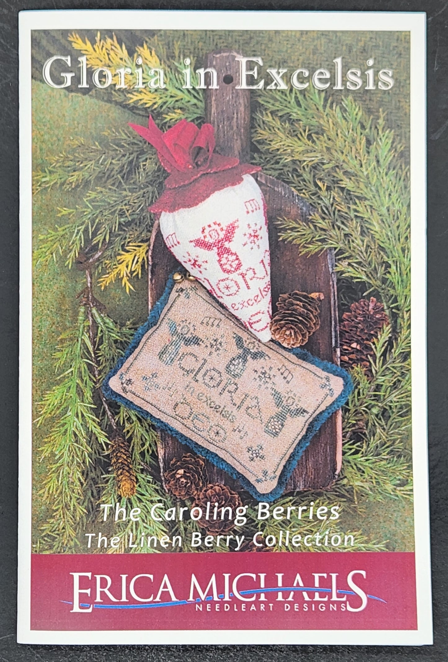 Gloria in Excelsis - The Caroling Berries - The Linen Berry Collection